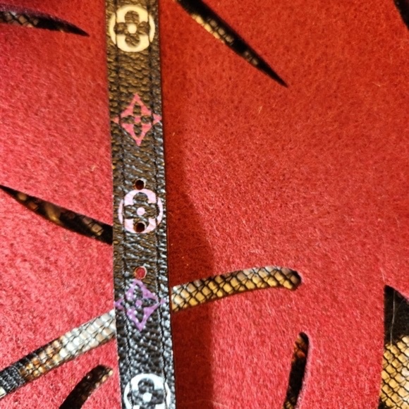 AUTHENTC WITH SERIAL CODE MONO. LOUIS VUITTON MURAKAMI BUCKLE LEATHER BRACELET. - Picture 5 of 8
